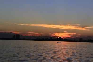 Ngắm hoàng hôn giữa lòng Hà Nội